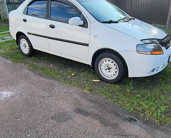 Белый Шевроле Авео, объемом двигателя 1.5 л и пробегом 203 тыс. км за 3500 $, фото 1 на Automoto.ua