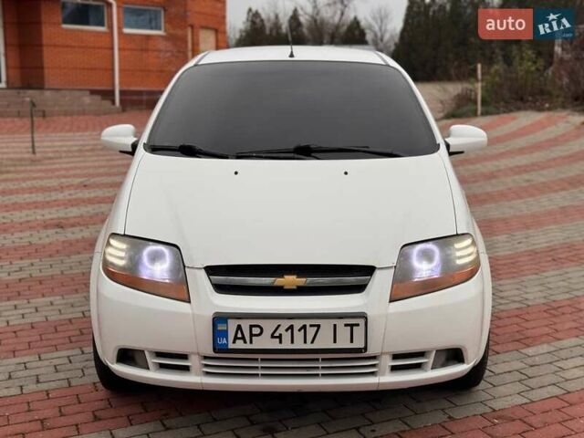 Белый Шевроле Авео, объемом двигателя 1.5 л и пробегом 197 тыс. км за 2200 $, фото 1 на Automoto.ua