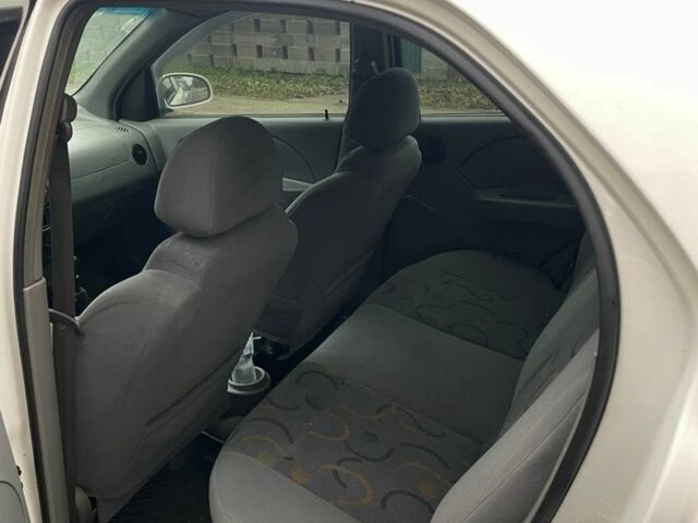 Белый Шевроле Авео, объемом двигателя 1.5 л и пробегом 148 тыс. км за 2000 $, фото 4 на Automoto.ua