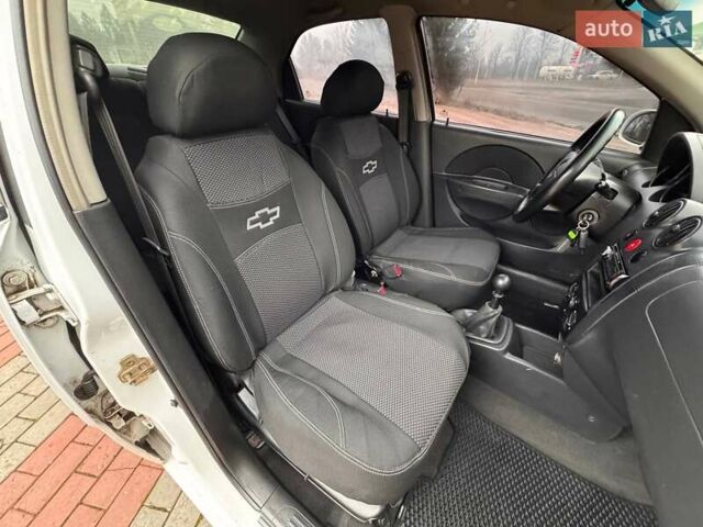 Белый Шевроле Авео, объемом двигателя 1.5 л и пробегом 197 тыс. км за 2200 $, фото 11 на Automoto.ua