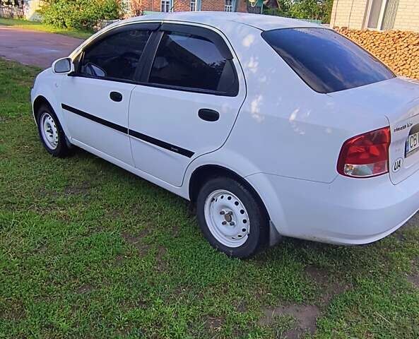 Белый Шевроле Авео, объемом двигателя 1.5 л и пробегом 203 тыс. км за 3500 $, фото 5 на Automoto.ua