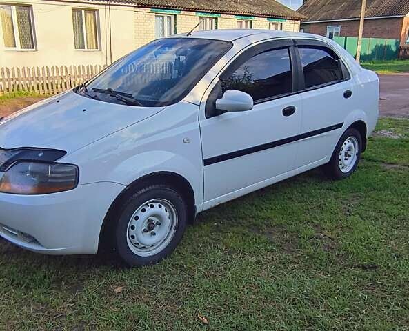 Белый Шевроле Авео, объемом двигателя 1.5 л и пробегом 203 тыс. км за 3500 $, фото 2 на Automoto.ua