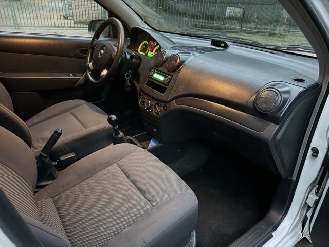 Белый Шевроле Авео, объемом двигателя 1.5 л и пробегом 242 тыс. км за 2650 $, фото 18 на Automoto.ua