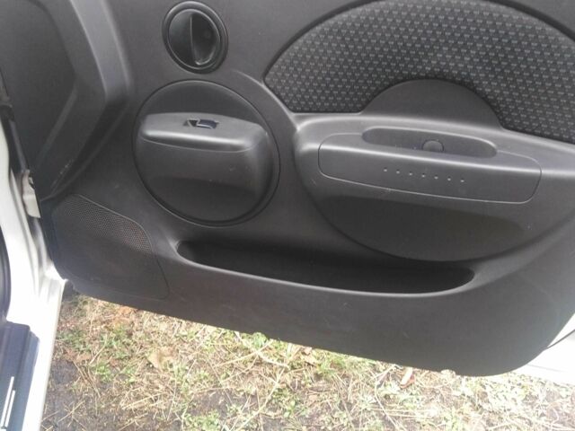 Белый Шевроле Авео, объемом двигателя 1.5 л и пробегом 180 тыс. км за 2900 $, фото 5 на Automoto.ua