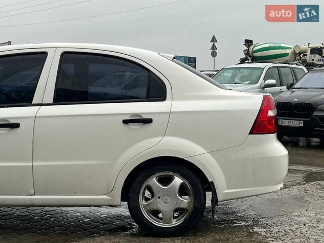 Белый Шевроле Авео, объемом двигателя 1.5 л и пробегом 211 тыс. км за 3640 $, фото 4 на Automoto.ua