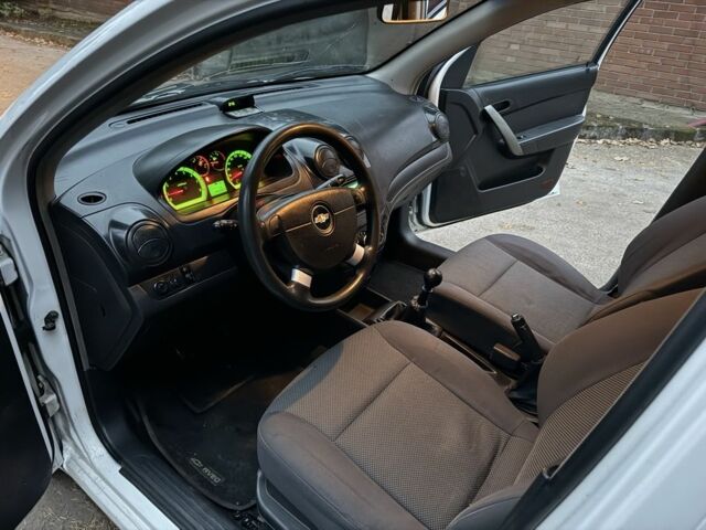 Белый Шевроле Авео, объемом двигателя 1.5 л и пробегом 242 тыс. км за 2650 $, фото 14 на Automoto.ua