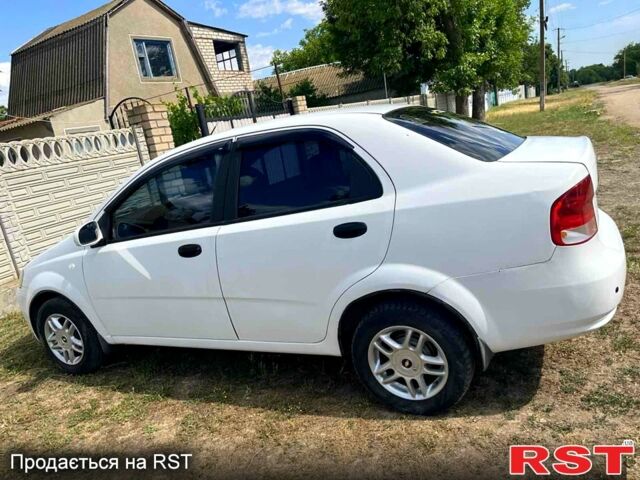 Белый Шевроле Авео, объемом двигателя 1.5 л и пробегом 180 тыс. км за 3800 $, фото 2 на Automoto.ua