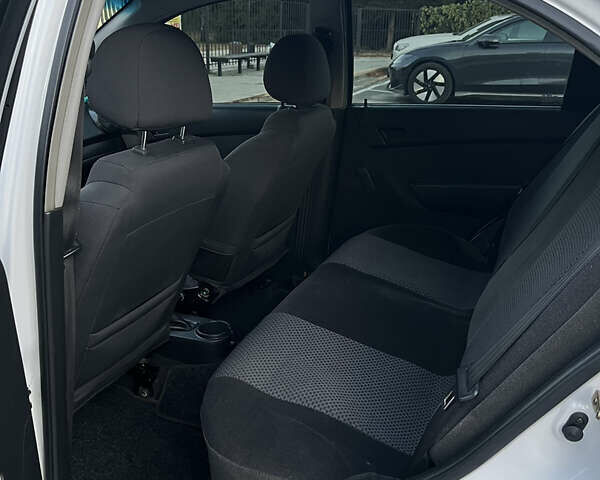 Белый Шевроле Авео, объемом двигателя 1.5 л и пробегом 204 тыс. км за 3200 $, фото 12 на Automoto.ua