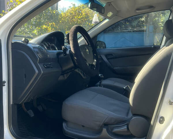 Белый Шевроле Авео, объемом двигателя 1.5 л и пробегом 255 тыс. км за 3200 $, фото 3 на Automoto.ua