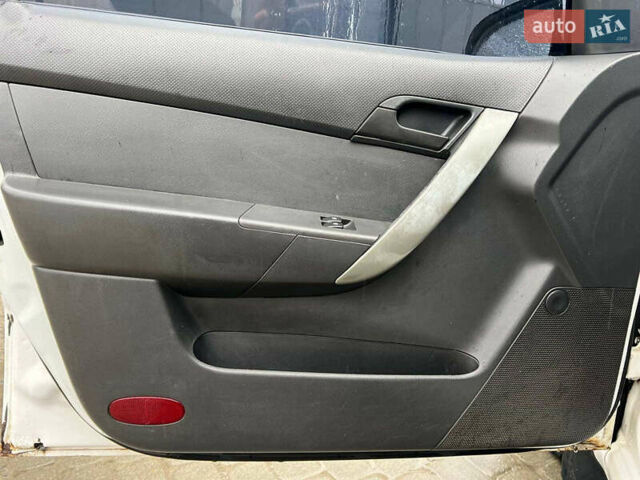 Белый Шевроле Авео, объемом двигателя 1.5 л и пробегом 211 тыс. км за 3640 $, фото 13 на Automoto.ua