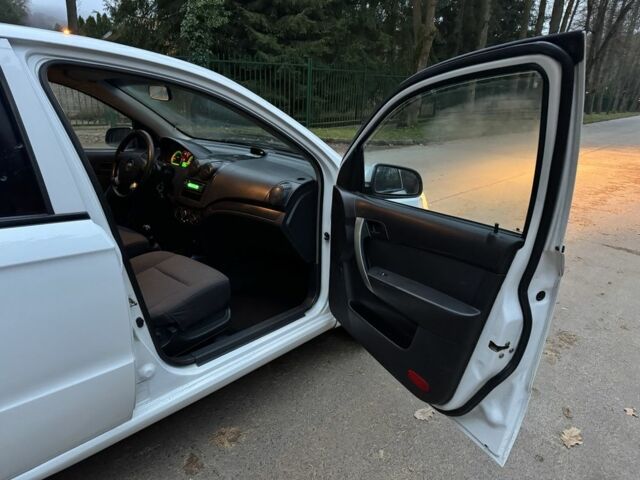 Белый Шевроле Авео, объемом двигателя 1.5 л и пробегом 242 тыс. км за 2650 $, фото 17 на Automoto.ua