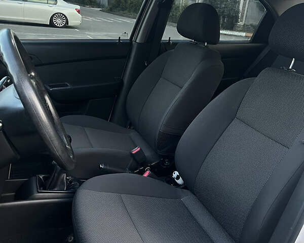 Белый Шевроле Авео, объемом двигателя 1.5 л и пробегом 204 тыс. км за 3200 $, фото 10 на Automoto.ua