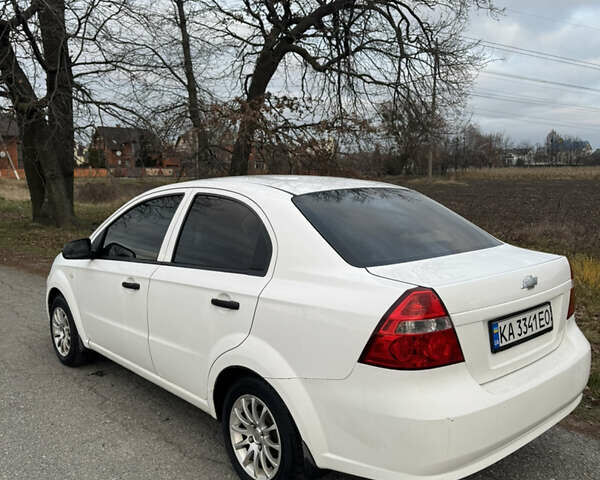 Белый Шевроле Авео, объемом двигателя 1.5 л и пробегом 204 тыс. км за 3200 $, фото 5 на Automoto.ua