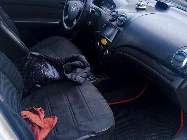 Белый Шевроле Авео, объемом двигателя 1.5 л и пробегом 205 тыс. км за 3400 $, фото 2 на Automoto.ua