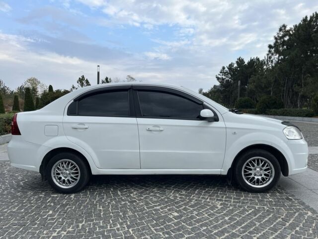 Белый Шевроле Авео, объемом двигателя 1.6 л и пробегом 268 тыс. км за 3700 $, фото 2 на Automoto.ua