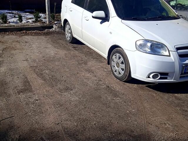 Белый Шевроле Авео, объемом двигателя 1.6 л и пробегом 217 тыс. км за 2999 $, фото 2 на Automoto.ua