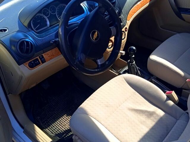 Белый Шевроле Авео, объемом двигателя 1.6 л и пробегом 217 тыс. км за 2999 $, фото 4 на Automoto.ua