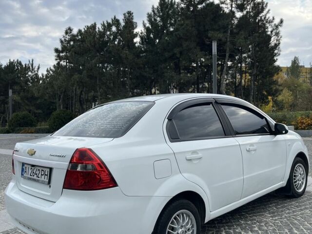 Белый Шевроле Авео, объемом двигателя 1.6 л и пробегом 268 тыс. км за 3700 $, фото 3 на Automoto.ua