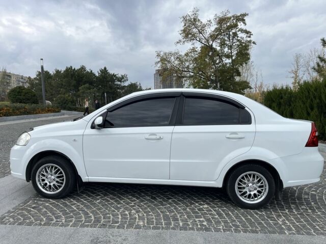 Белый Шевроле Авео, объемом двигателя 1.6 л и пробегом 268 тыс. км за 3700 $, фото 5 на Automoto.ua