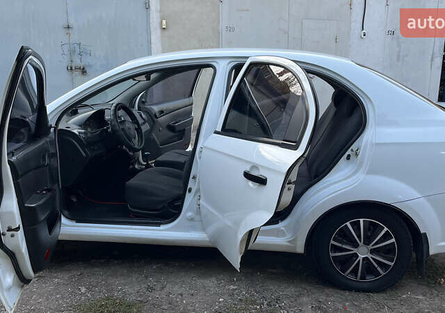 Білий Шевроле Авео, об'ємом двигуна 1.5 л та пробігом 220 тис. км за 3300 $, фото 21 на Automoto.ua