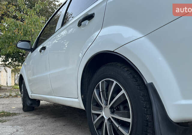Білий Шевроле Авео, об'ємом двигуна 1.5 л та пробігом 220 тис. км за 3300 $, фото 6 на Automoto.ua