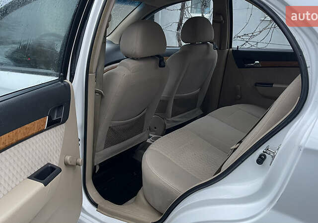 Білий Шевроле Авео, об'ємом двигуна 1.6 л та пробігом 182 тис. км за 3750 $, фото 13 на Automoto.ua