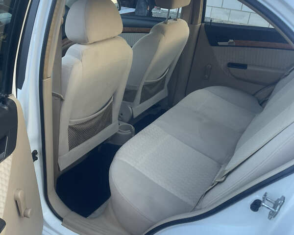 Белый Шевроле Авео, объемом двигателя 1.6 л и пробегом 208 тыс. км за 3500 $, фото 4 на Automoto.ua