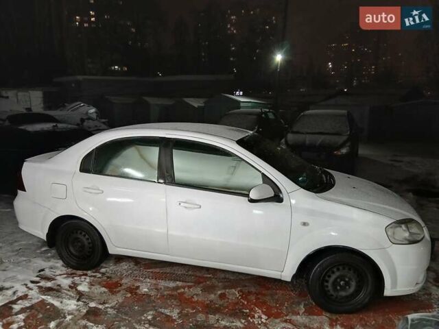Белый Шевроле Авео, объемом двигателя 1.6 л и пробегом 300 тыс. км за 2700 $, фото 1 на Automoto.ua