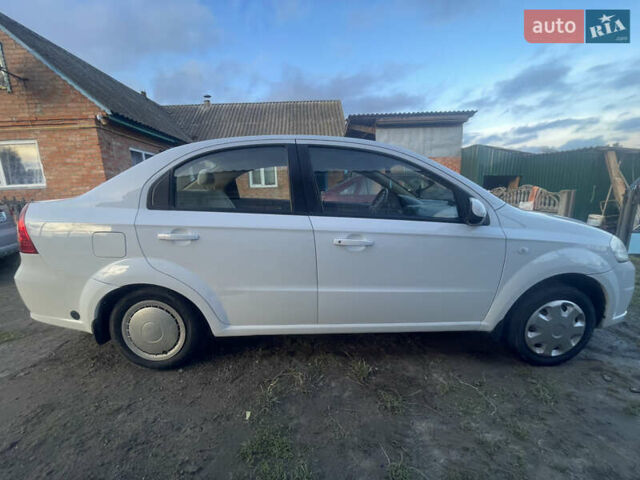 Белый Шевроле Авео, объемом двигателя 1.6 л и пробегом 208 тыс. км за 3500 $, фото 6 на Automoto.ua