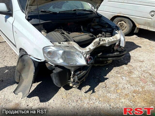 Белый Шевроле Авео, объемом двигателя 1.6 л и пробегом 137 тыс. км за 2300 $, фото 1 на Automoto.ua