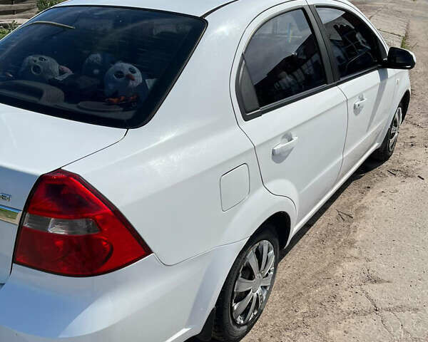 Белый Шевроле Авео, объемом двигателя 1.6 л и пробегом 180 тыс. км за 2750 $, фото 12 на Automoto.ua
