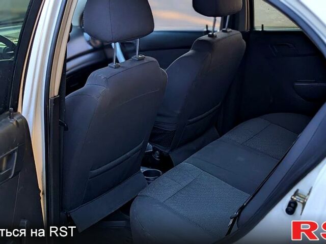 Белый Шевроле Авео, объемом двигателя 1.5 л и пробегом 195 тыс. км за 3900 $, фото 6 на Automoto.ua