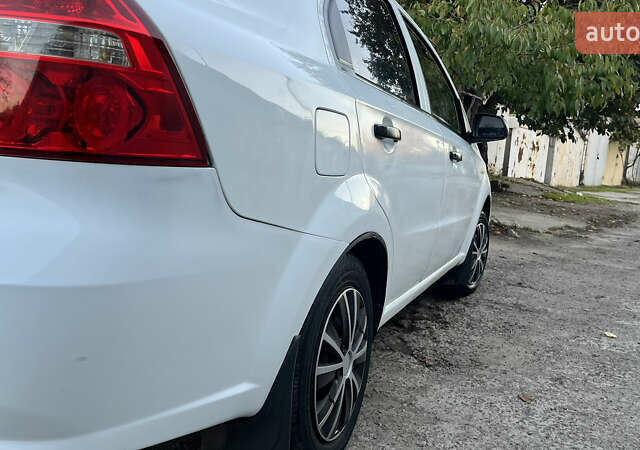 Білий Шевроле Авео, об'ємом двигуна 1.5 л та пробігом 220 тис. км за 3300 $, фото 5 на Automoto.ua