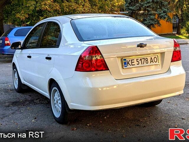 Белый Шевроле Авео, объемом двигателя 1.5 л и пробегом 195 тыс. км за 3900 $, фото 2 на Automoto.ua