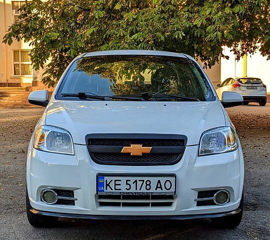Белый Шевроле Авео, объемом двигателя 1.5 л и пробегом 195 тыс. км за 3900 $, фото 1 на Automoto.ua