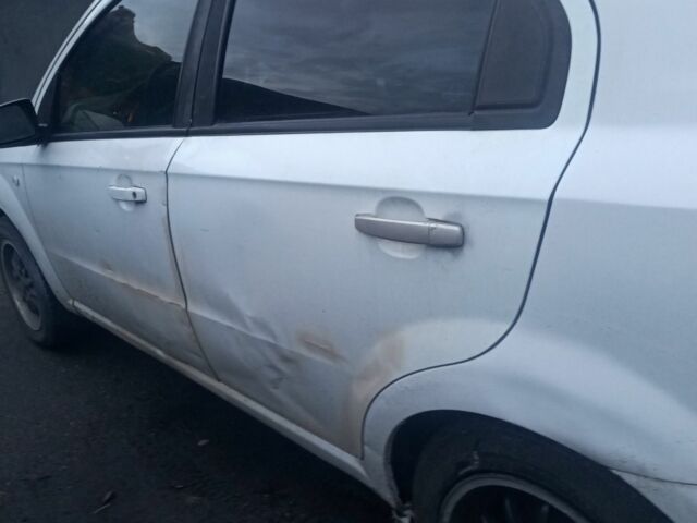 Белый Шевроле Авео, объемом двигателя 1.5 л и пробегом 200 тыс. км за 2850 $, фото 6 на Automoto.ua