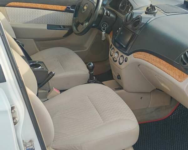 Белый Шевроле Авео, объемом двигателя 1.6 л и пробегом 197 тыс. км за 3500 $, фото 6 на Automoto.ua
