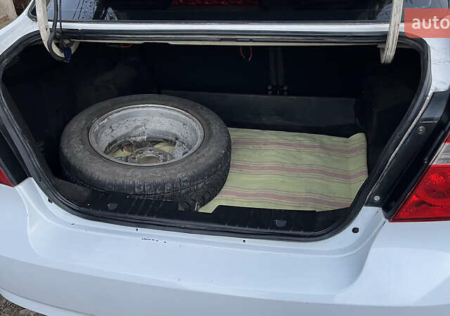 Білий Шевроле Авео, об'ємом двигуна 1.5 л та пробігом 220 тис. км за 3300 $, фото 1 на Automoto.ua