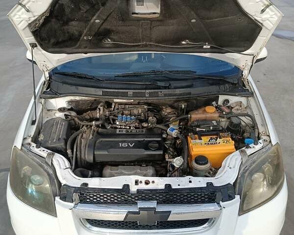 Белый Шевроле Авео, объемом двигателя 1.6 л и пробегом 197 тыс. км за 3500 $, фото 4 на Automoto.ua