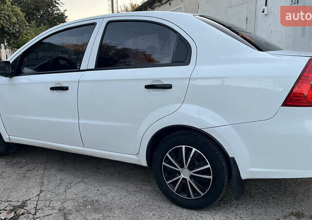 Білий Шевроле Авео, об'ємом двигуна 1.5 л та пробігом 220 тис. км за 3300 $, фото 2 на Automoto.ua