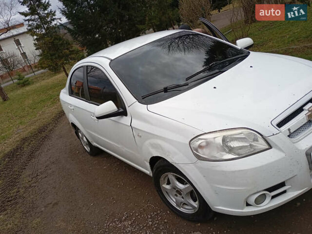 Белый Шевроле Авео, объемом двигателя 1.6 л и пробегом 250 тыс. км за 2000 $, фото 1 на Automoto.ua
