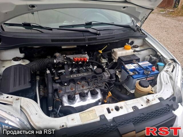 Белый Шевроле Авео, объемом двигателя 1.5 л и пробегом 195 тыс. км за 3900 $, фото 5 на Automoto.ua