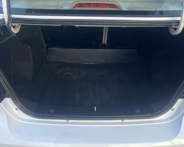 Белый Шевроле Авео, объемом двигателя 1.6 л и пробегом 208 тыс. км за 3500 $, фото 7 на Automoto.ua