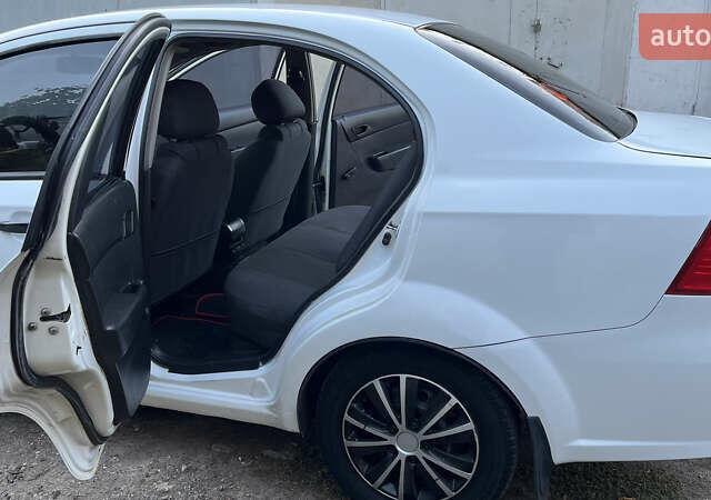 Білий Шевроле Авео, об'ємом двигуна 1.5 л та пробігом 220 тис. км за 3300 $, фото 27 на Automoto.ua