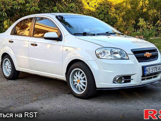 Белый Шевроле Авео, объемом двигателя 1.5 л и пробегом 195 тыс. км за 3900 $, фото 3 на Automoto.ua