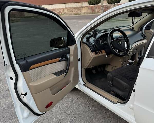 Білий Шевроле Авео, об'ємом двигуна 1.6 л та пробігом 227 тис. км за 4250 $, фото 8 на Automoto.ua