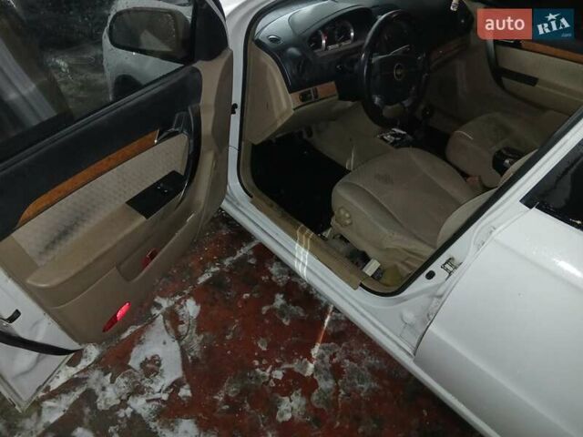 Белый Шевроле Авео, объемом двигателя 1.6 л и пробегом 300 тыс. км за 2700 $, фото 9 на Automoto.ua