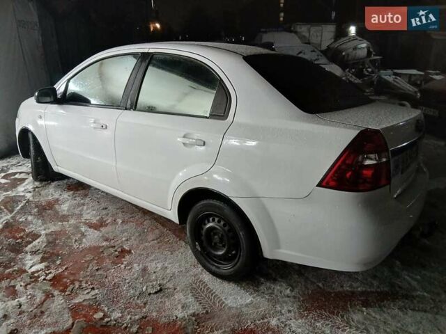Белый Шевроле Авео, объемом двигателя 1.6 л и пробегом 300 тыс. км за 2700 $, фото 2 на Automoto.ua