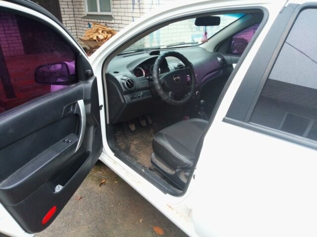 Белый Шевроле Авео, объемом двигателя 1.5 л и пробегом 275 тыс. км за 4000 $, фото 5 на Automoto.ua