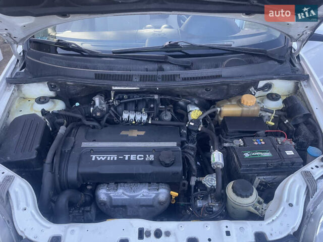 Белый Шевроле Авео, объемом двигателя 1.6 л и пробегом 208 тыс. км за 3500 $, фото 5 на Automoto.ua
